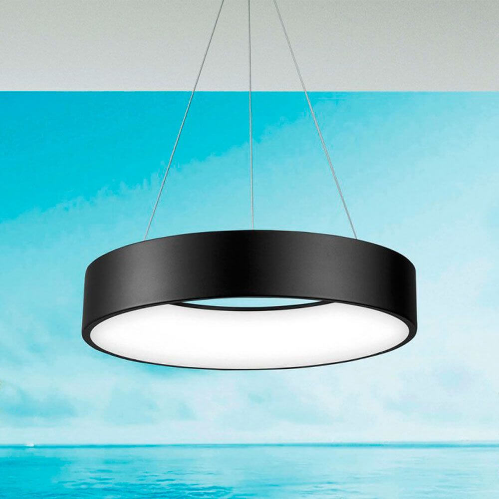 LED Hängeleuchte Ø 60cm Rando 2520lm , 3000K Schwarz in modernem Design über blauem Hintergrund.