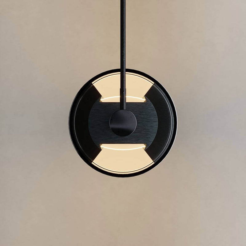 Moderne schwarze Pendelleuchte mit runder Form und sanftem Licht, ideal für stilvolle Inneneinrichtung.