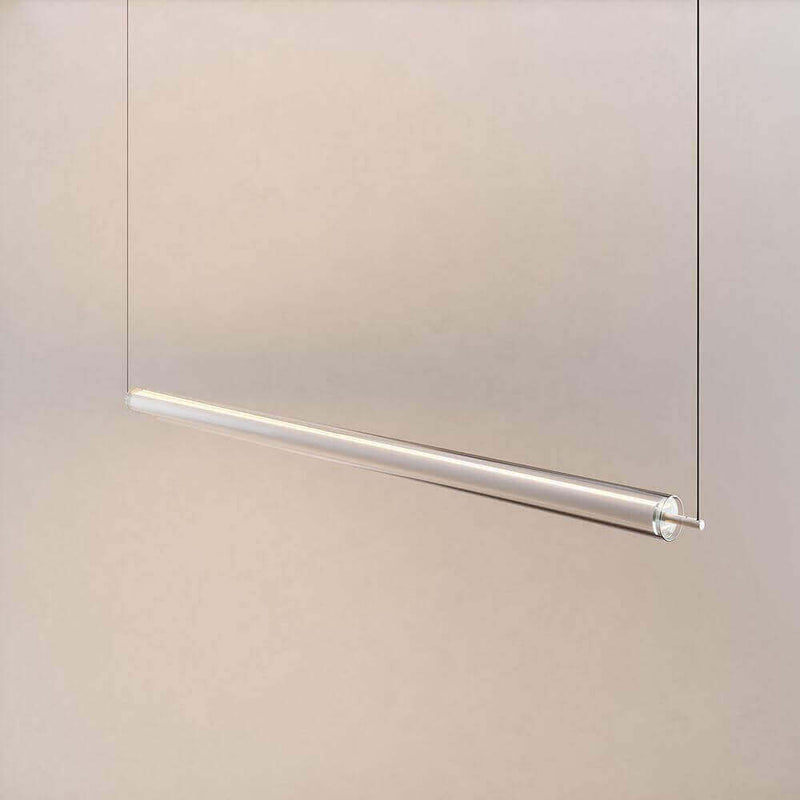 Minimalistische Pendelleuchte aus klarem Glas für modernes Interieur, ideal für stilvolle Beleuchtung.