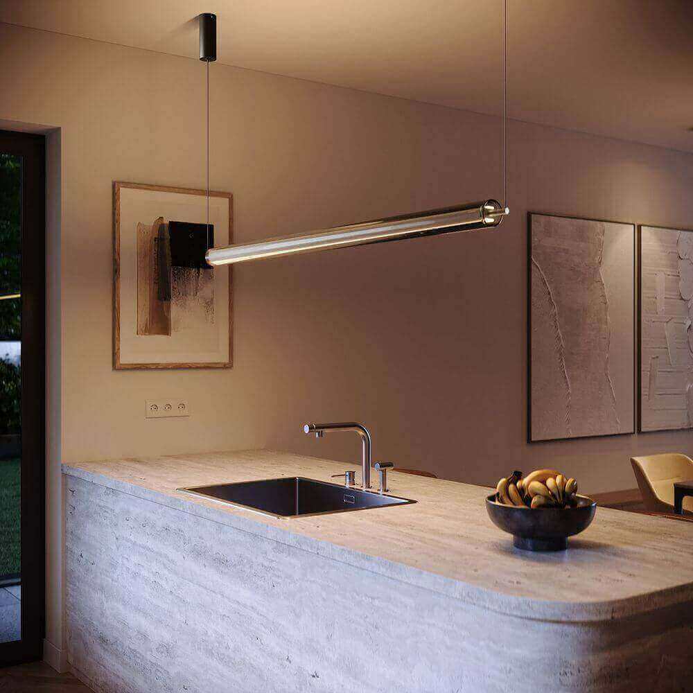 Moderne Küchenbeleuchtung über einem stilvollen Steinarbeitsplatz mit minimalistischem Design.