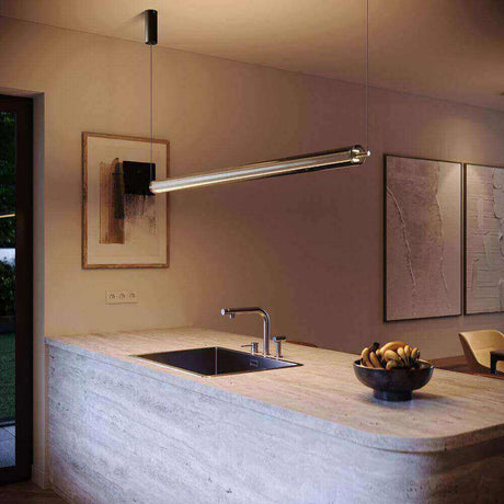 Moderne Küchenlampe über einer schlichten Arbeitsplatte mit einer modernen Einrichtung.