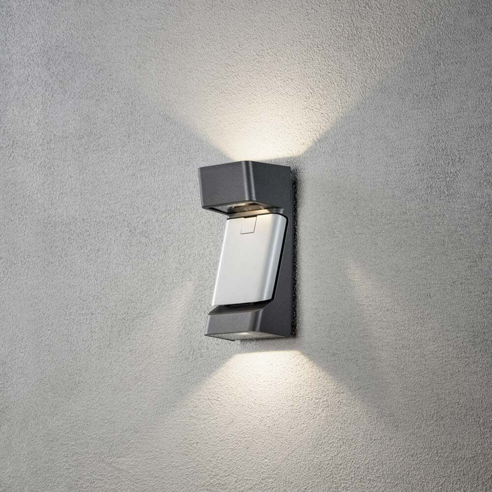 Ravenna LED Wandleuchte IP54 an einer Wand installiert, leuchtet in Anthrazit und sorgt für modernes Licht.