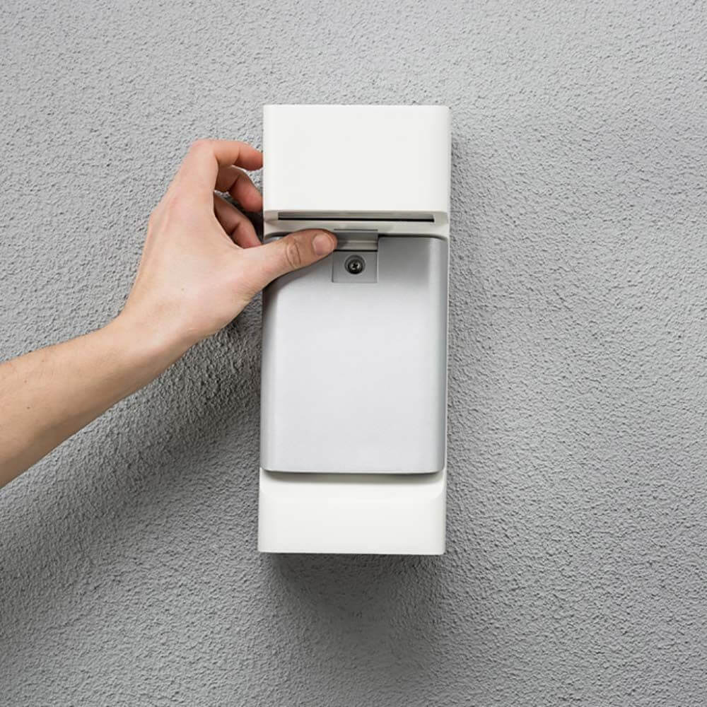 Installation der Ravenna LED Wandleuchte IP54 an einer Wand in Weiß.