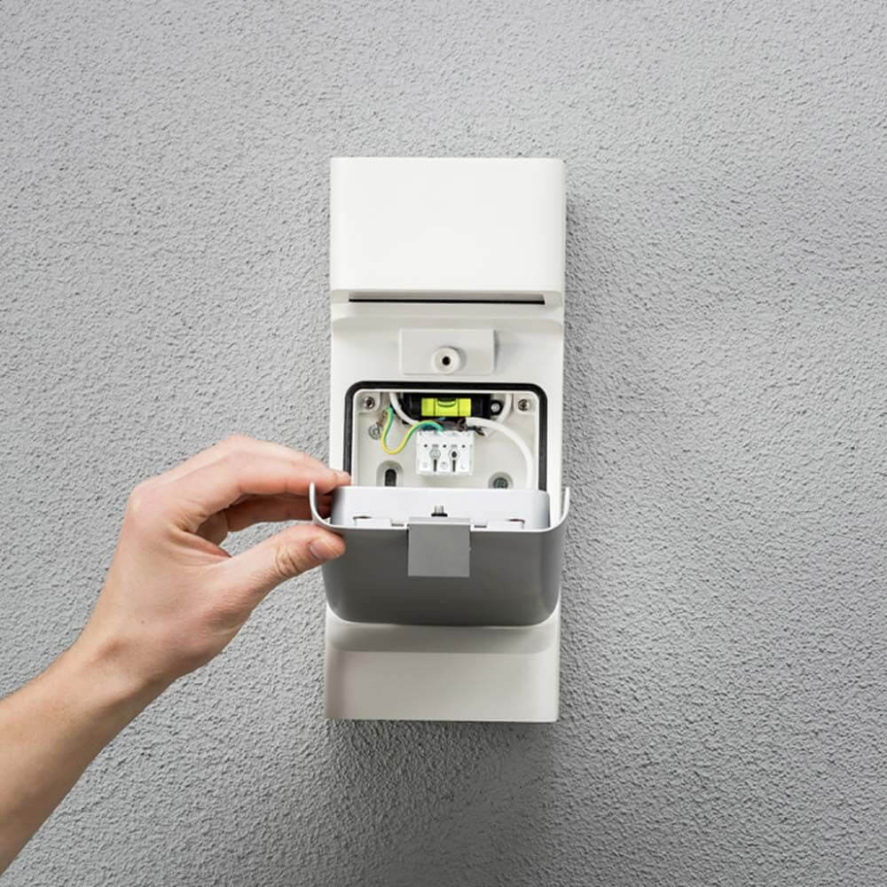 Händedemontieren der Ravenna LED Wandleuchte IP54 zur Wartung und Installation der LED-Komponenten