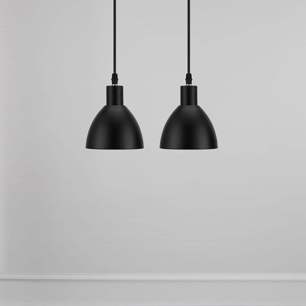 Ray dobbelpendellampe svart i moderne skandinavisk design for stilfulle kjøkken og spisestuer.