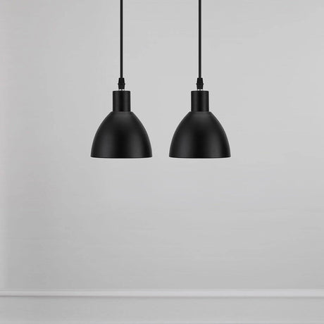 Podwójna lampa wisząca Ray czarna w nowoczesnym skandynawskim designie do stylowych kuchni i jadalni.