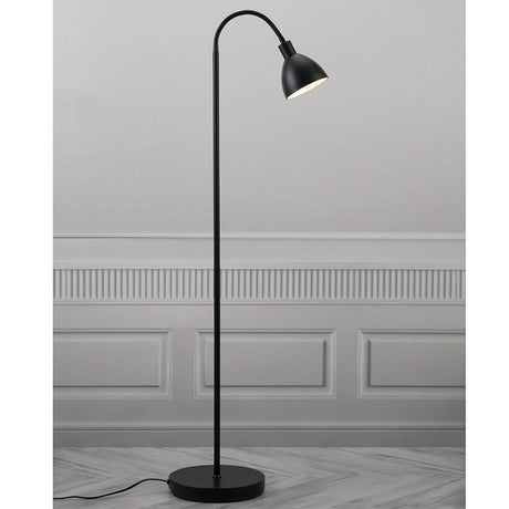 Lampada da terra Ray 155 cm nera - elegante lampada da terra in metallo nero con testa della lampada orientabile.