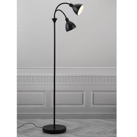 Ray Stehleuchte 159cm Schwarz in klassischem Design mit zwei drehbaren Köpfen.