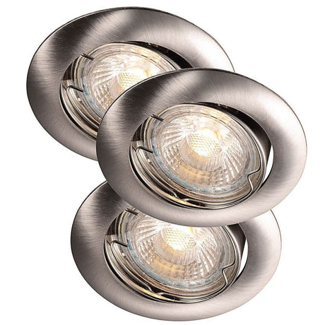 Recess LED Einbaustrahler Stahl-Gebürstet in modernem Design mit drei runden Leuchten.