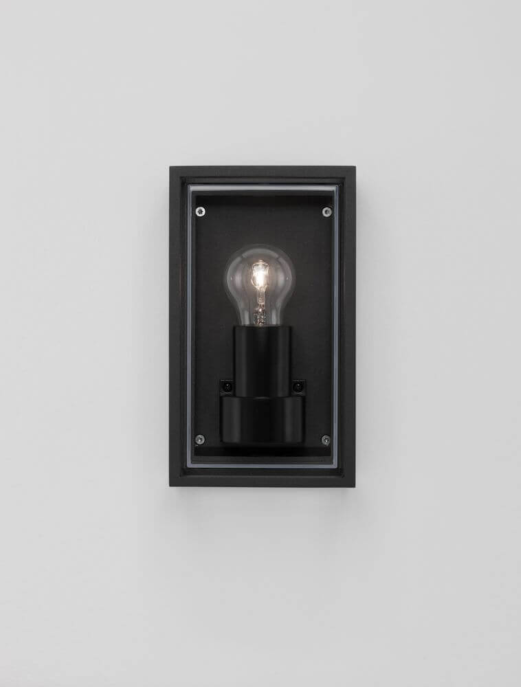 Regina Außenwandleuchte Einfach Verglast E27 Anthrazit IP65 an einer Wand montiert, modernes Design in Anthrazit.