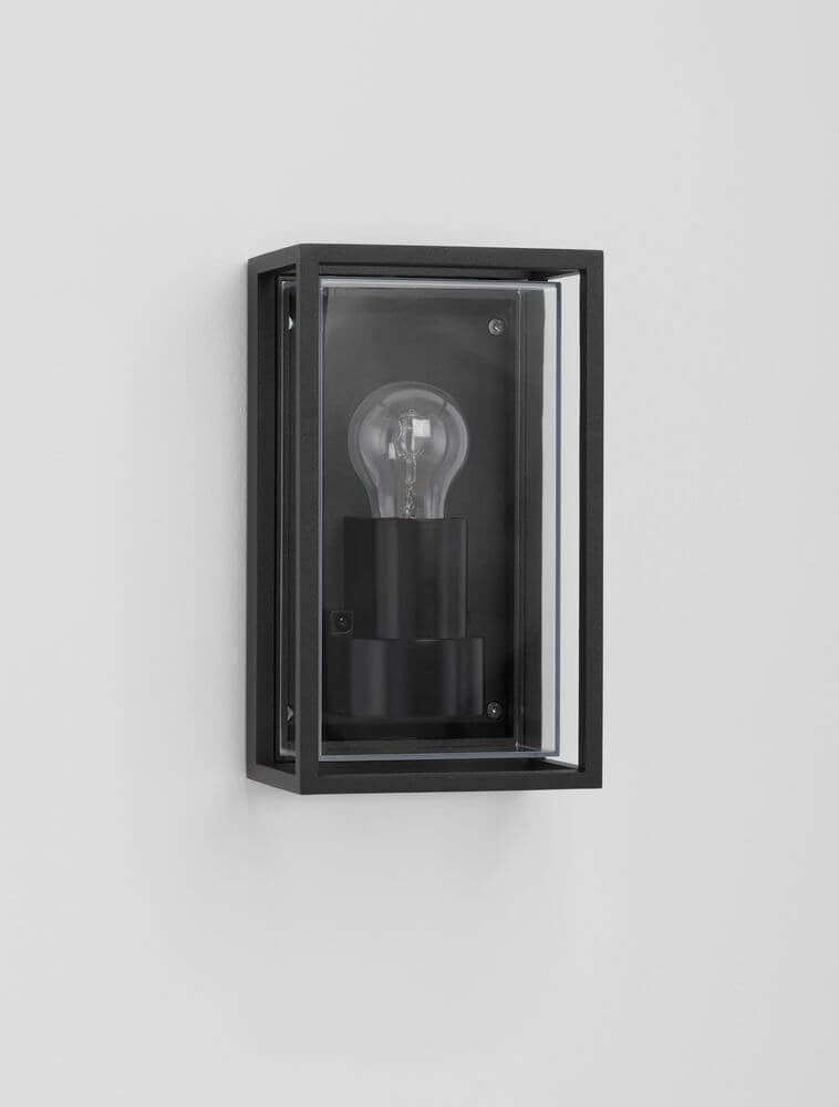 Regina Außenwandleuchte Einfach Verglast E27 Anthrazit IP65 an einer Wand montiert.