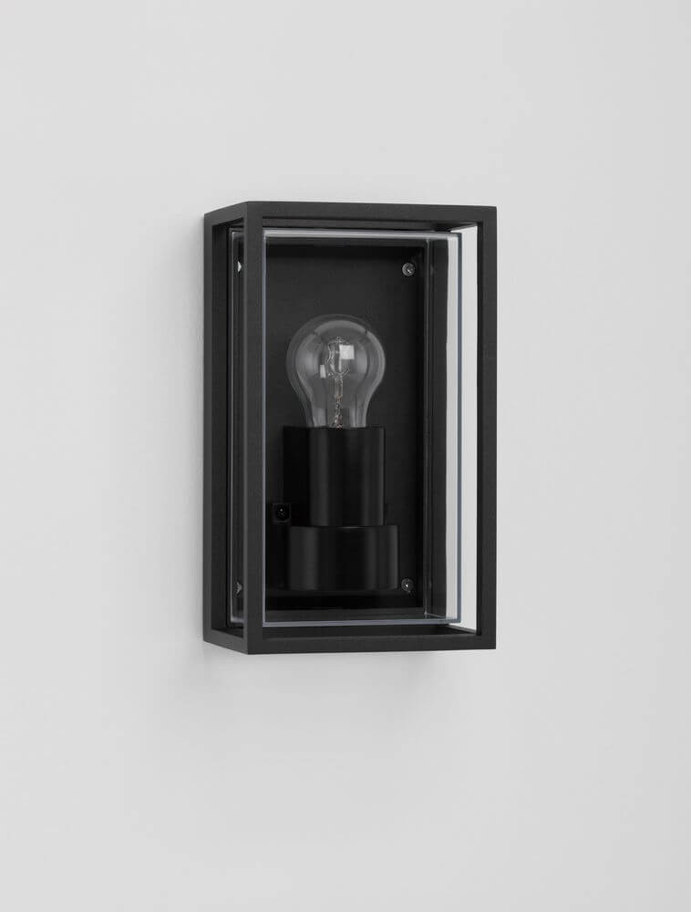 Regina Außenwandleuchte Einfach Verglast E27 Anthrazit IP65 an einer Wand montiert.