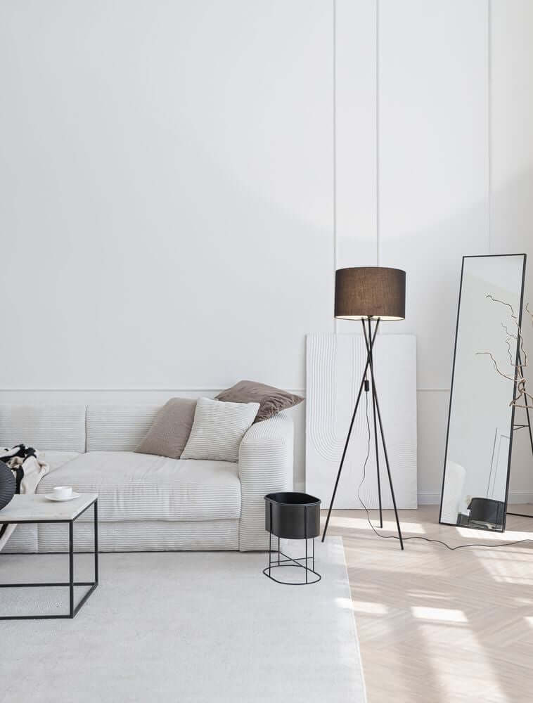 Retro Stehlampe Schwarz im modernen Wohnzimmer mit teilweißen skandinavischen Elementen.