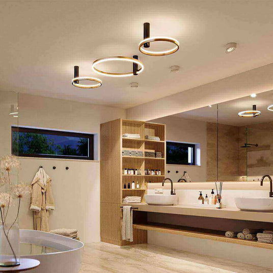 Modernes Badezimmer mit stilvollen runden Deckenleuchten und eleganter Holzregalwand.