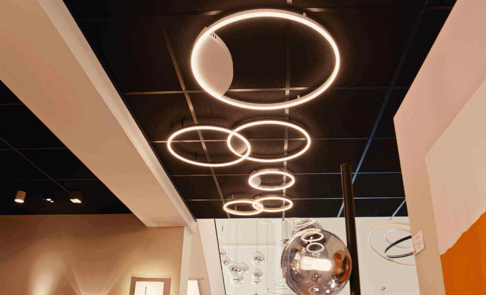 Moderne Deckenbeleuchtung mit runden Lichtringen in einem kreativen Raumdesign.