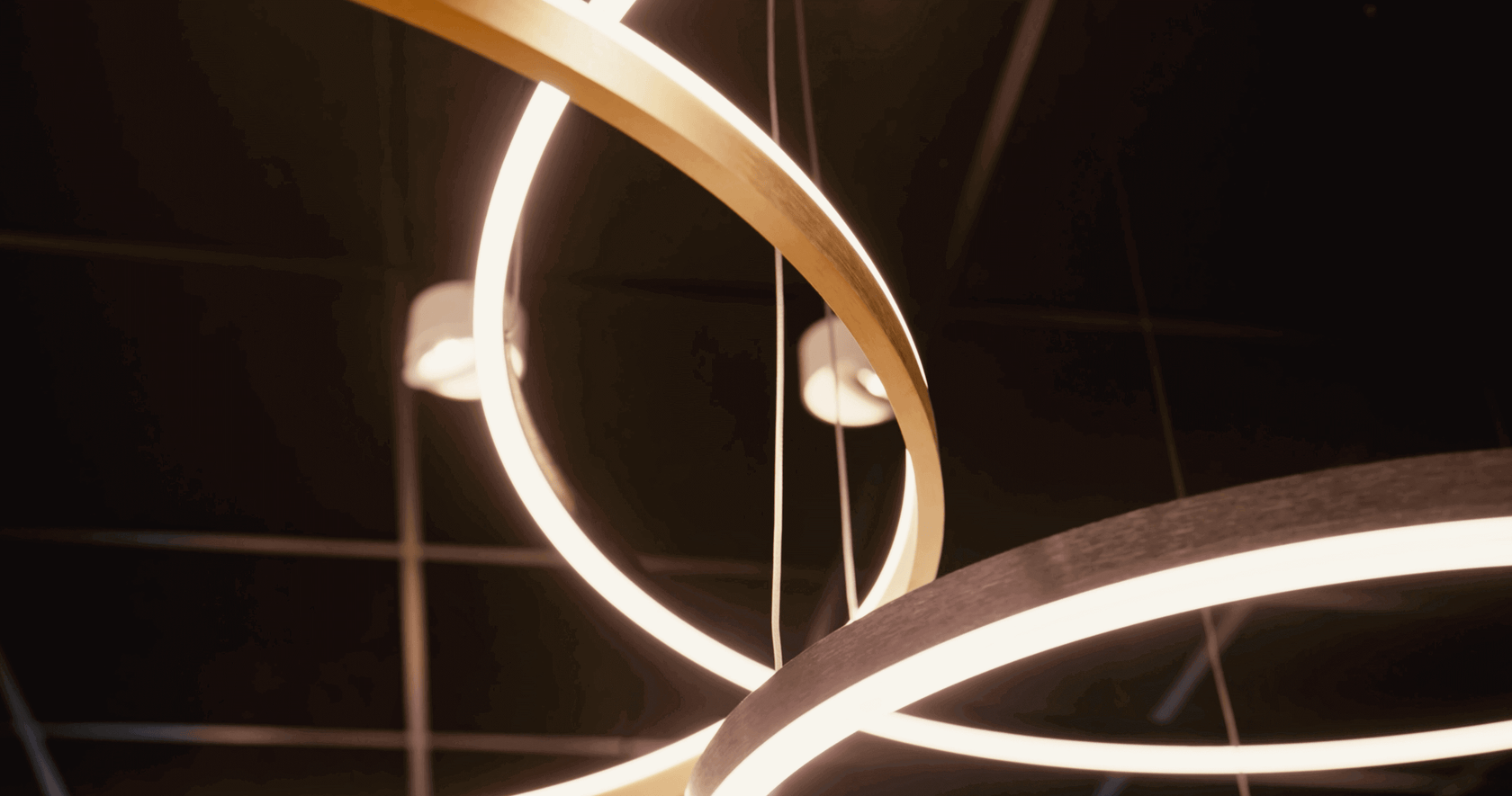 Moderne Leuchte mit geschwungenen Ringen in elegantem Design, perfekt für stilvolle Innenräume.