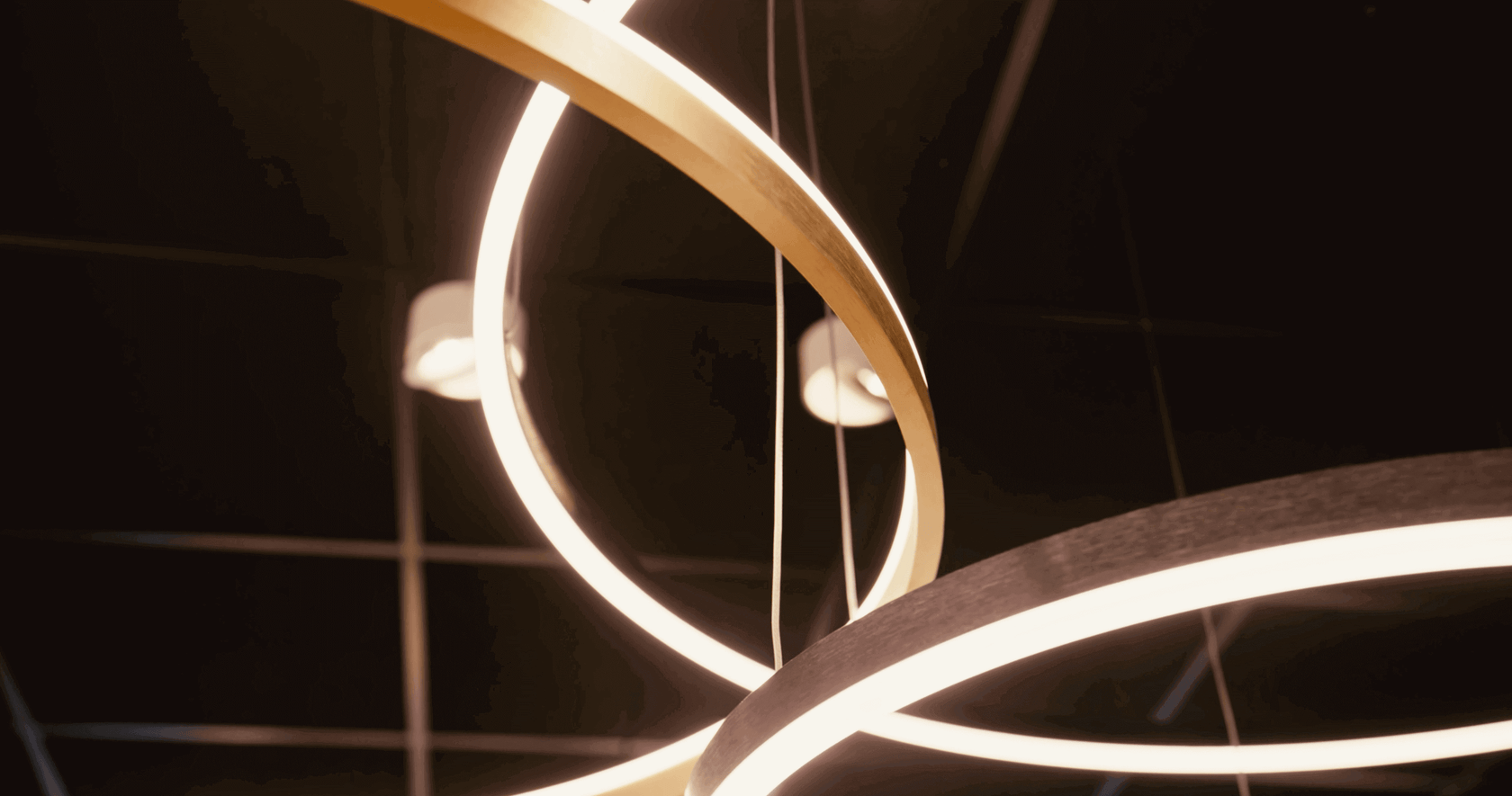 Moderne Leuchte mit geschwungenen Ringen in elegantem Design, perfekt für stilvolle Innenräume.