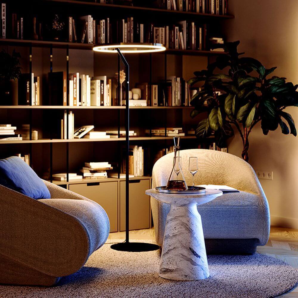 Modernes Wohnzimmer mit Stehlampe, gemütlichen Sesseln und einem eleganten Tisch, umgeben von Büchern.