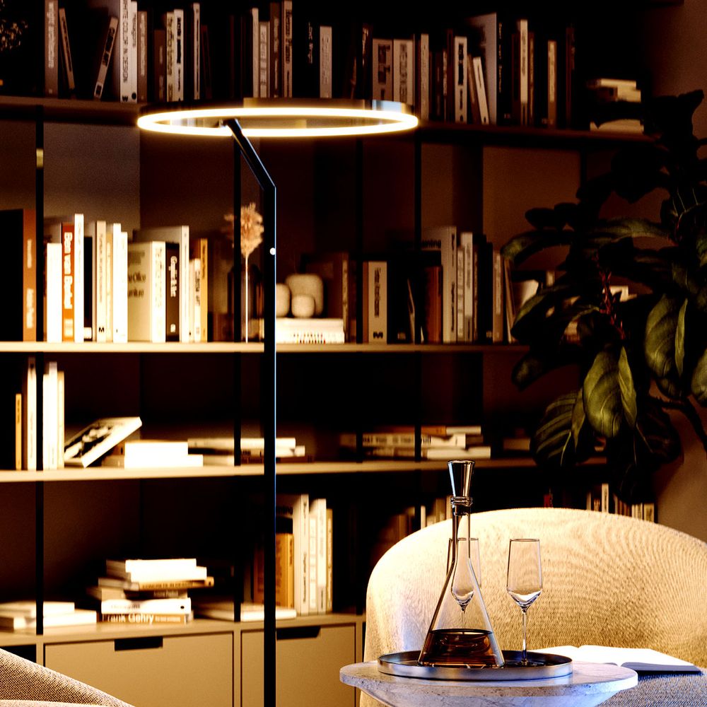 s.luce Ring LED-gulvlampe Ø 60 cm med touchdimmer i den moderne stuen ved lesing.