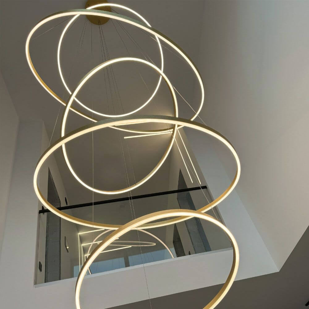 Moderne s.luce Ring Hängeleuchte mit zentrischen, minimalistisch designten LED-Ringen.