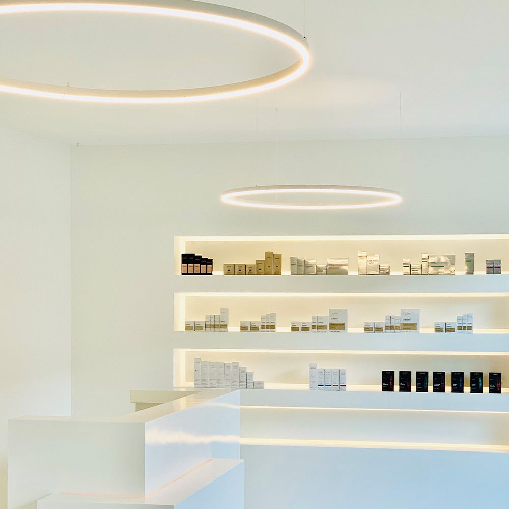 Moderne s.luce Ring Hängeleuchten in minimalistischer Verkaufsumgebung mit LED-Beleuchtung.