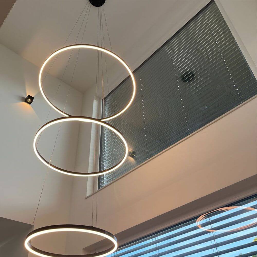 s.luce Ring Hängeleuchte in modernem Design mit drei runden Ringen, energieeffiziente LED-Beleuchtung.