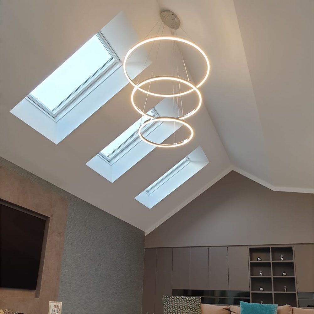 s.luce Ring Umbau zentrisch (ohne LED-Ringe) in modernem Wohnraum mit Dachfenstern.