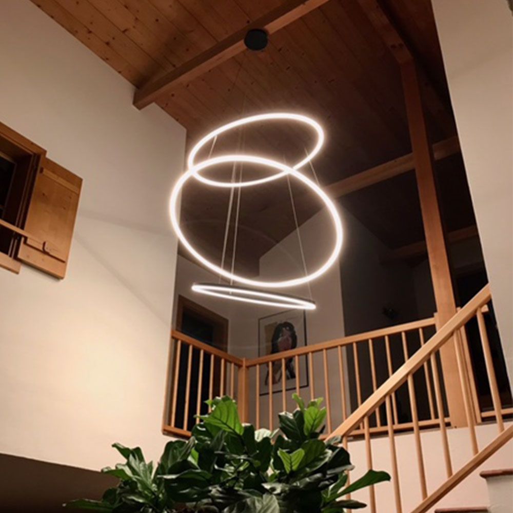 s.luce Ring Umbau zentrisch (ohne LED-Ringe) in modernem, minimalistischen Design im Wohnzimmer.