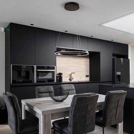 Moderne schwarze Küche mit s.luce Ring Hängeleuchte über dem Holztisch.