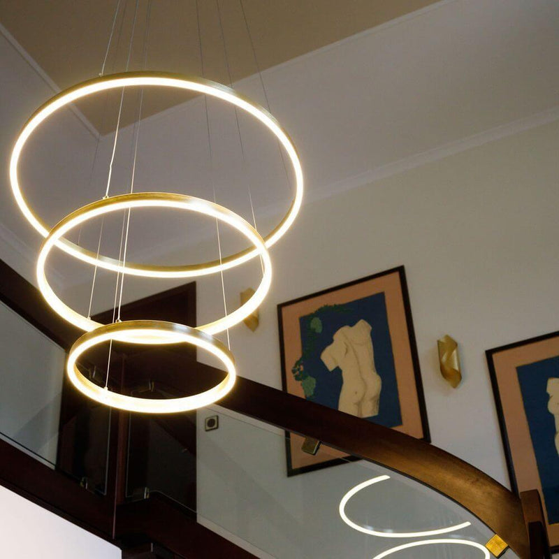 s.luce Ring Umbau zentrisch (ohne LED-Ringe) dans un design moderne et minimaliste au-dessus de l'escalier.