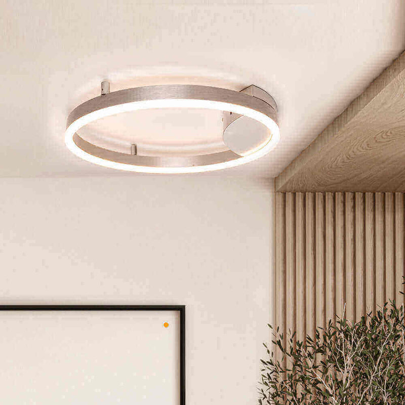 Moderne Deckenleuchte mit runder Form und LED-Beleuchtung im minimalistischem Wohnraum.