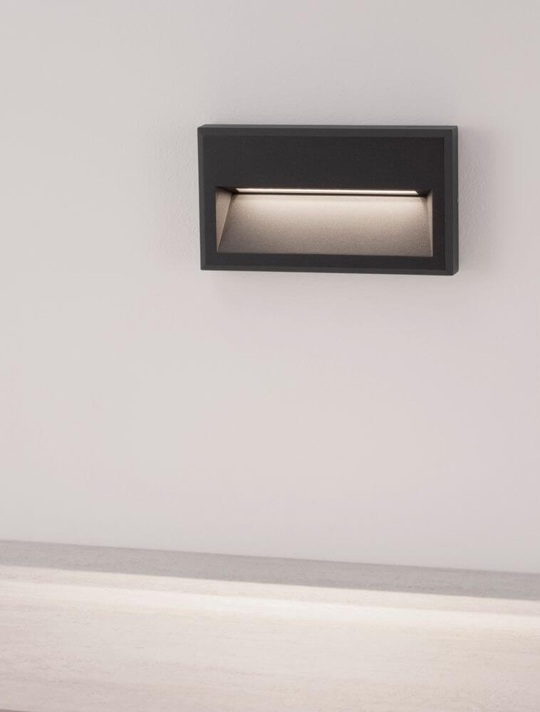 Rio LED Außenwandleuchte 3000K Anthrazit IP65 an einer Wand montiert, moderne Außenbeleuchtung.