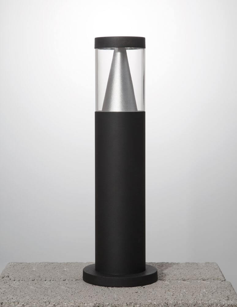 Rock LED Außenpollerleuchte 3000K Schwarz IP65 auf grauem Untergrund, modernes Design aus Aluminium und Glas.