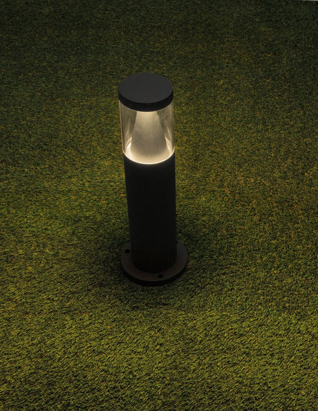 Rock LED Außenpollerleuchte 3000K Schwarz IP65 auf grünem Rasen, modernes Design und warmweißes Licht.