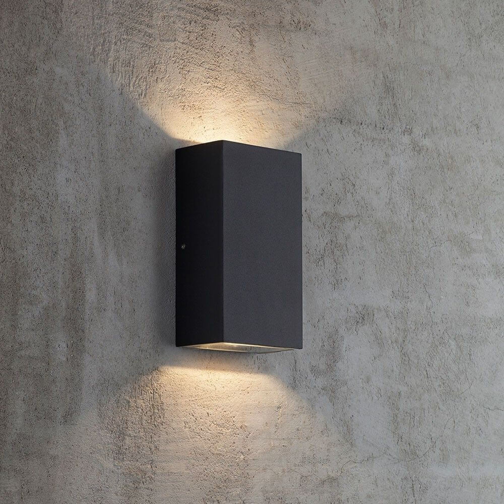 Rold LED Außen-Wandleuchte IP44 Schwarz an einer grauen Wand, minimalistische Design mit auf- und abwärts strahlendem Licht.