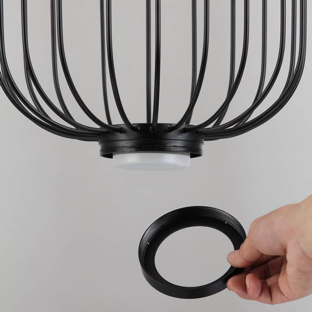 s.luce Rooms Gitter-Pendelleuchte Ø30cm mit abnehmbarem Teil zur Anpassung der Lichtquelle.