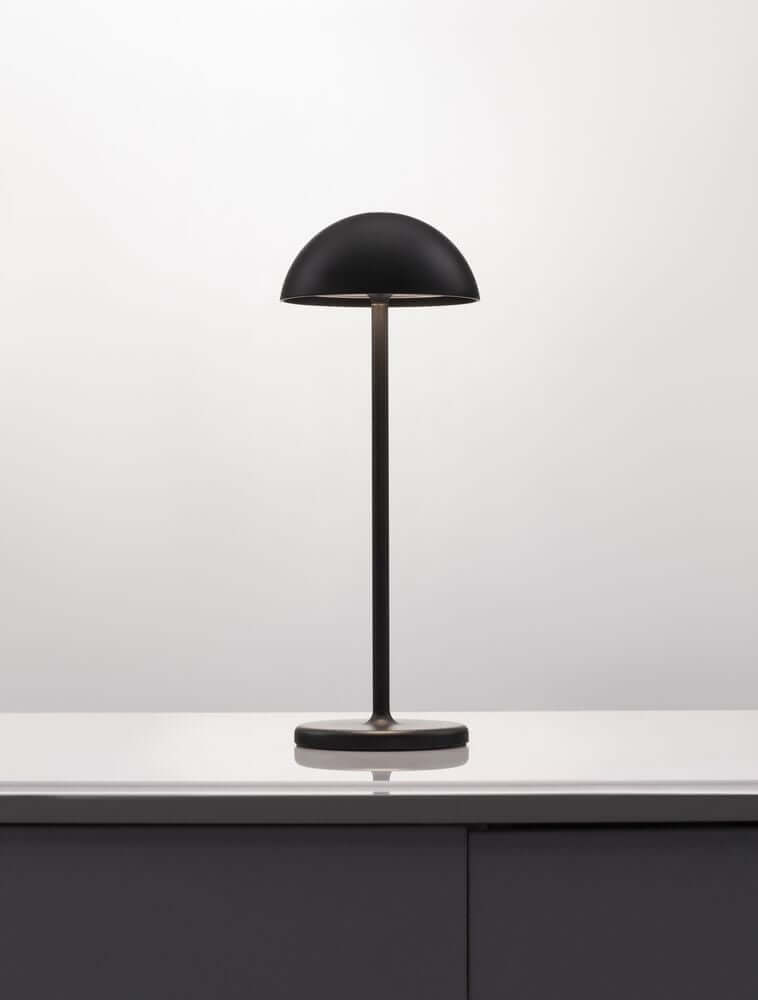 Rose LED Außentischleuchte 3000K IP54 in mattem Schwarz auf einem Tisch, minimalistisches Design.