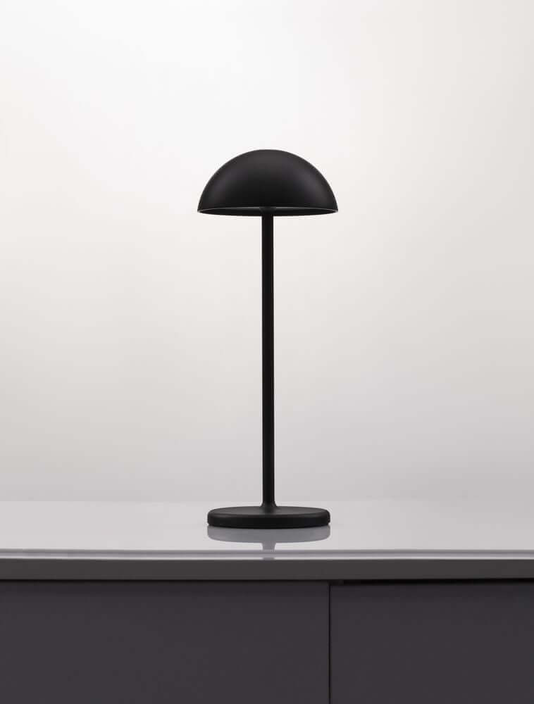 Rose LED Außentischleuchte 3000K IP54 in mattem Schwarz auf einem Tisch, minimalistisches Design.