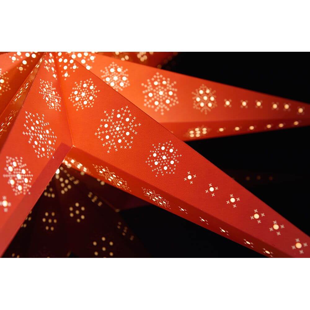 Roter Papierstern perforiert mit weiß bedrucktem Muster 7 Zacken ohne Leuchtmittel, stimmungsvolle Weihnachtsdekoration.