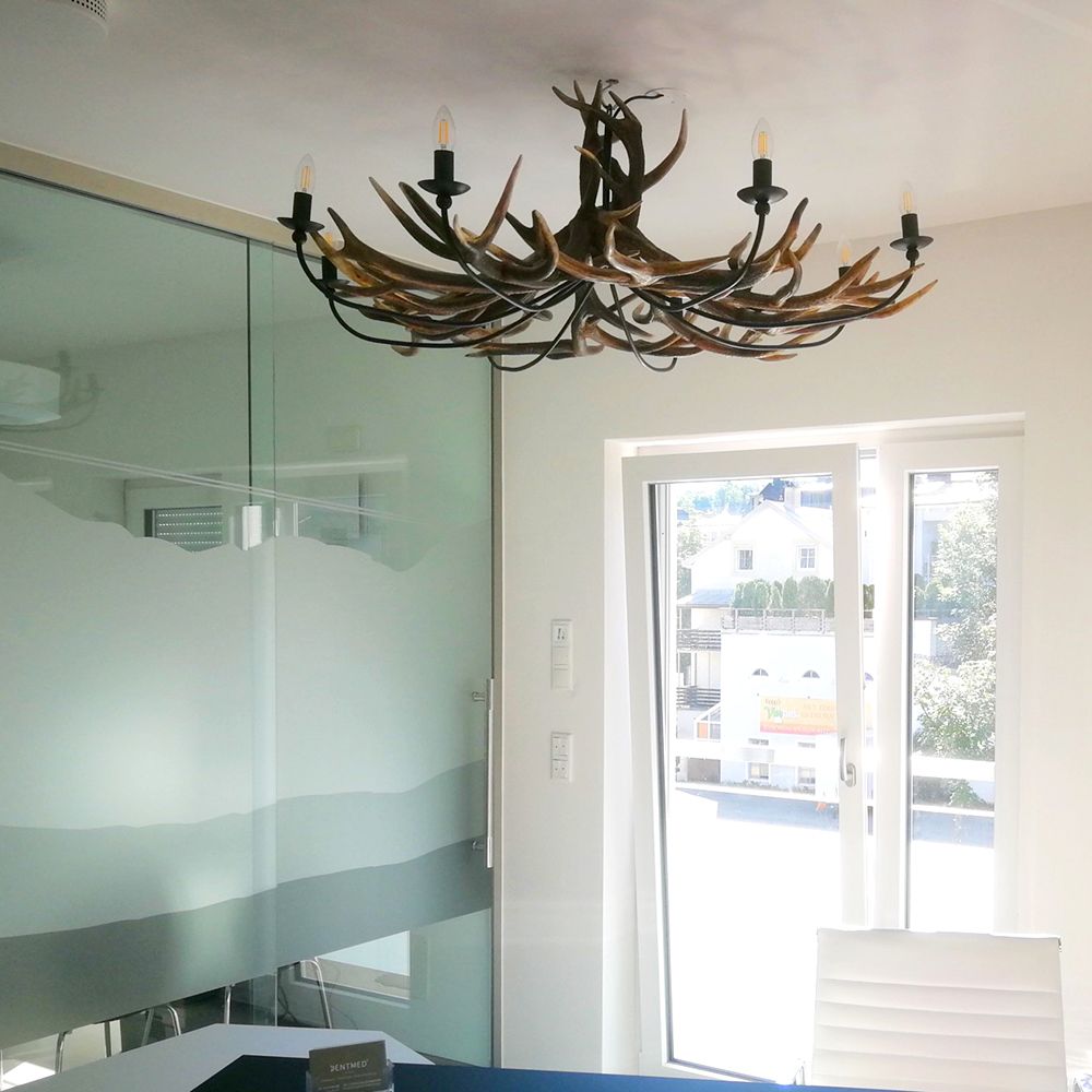 Rothirsch Geweih Deckenlampe mit 8 Flammen, 120 cm Durchmesser, elegantes Design für helles Licht in großen Räumen.