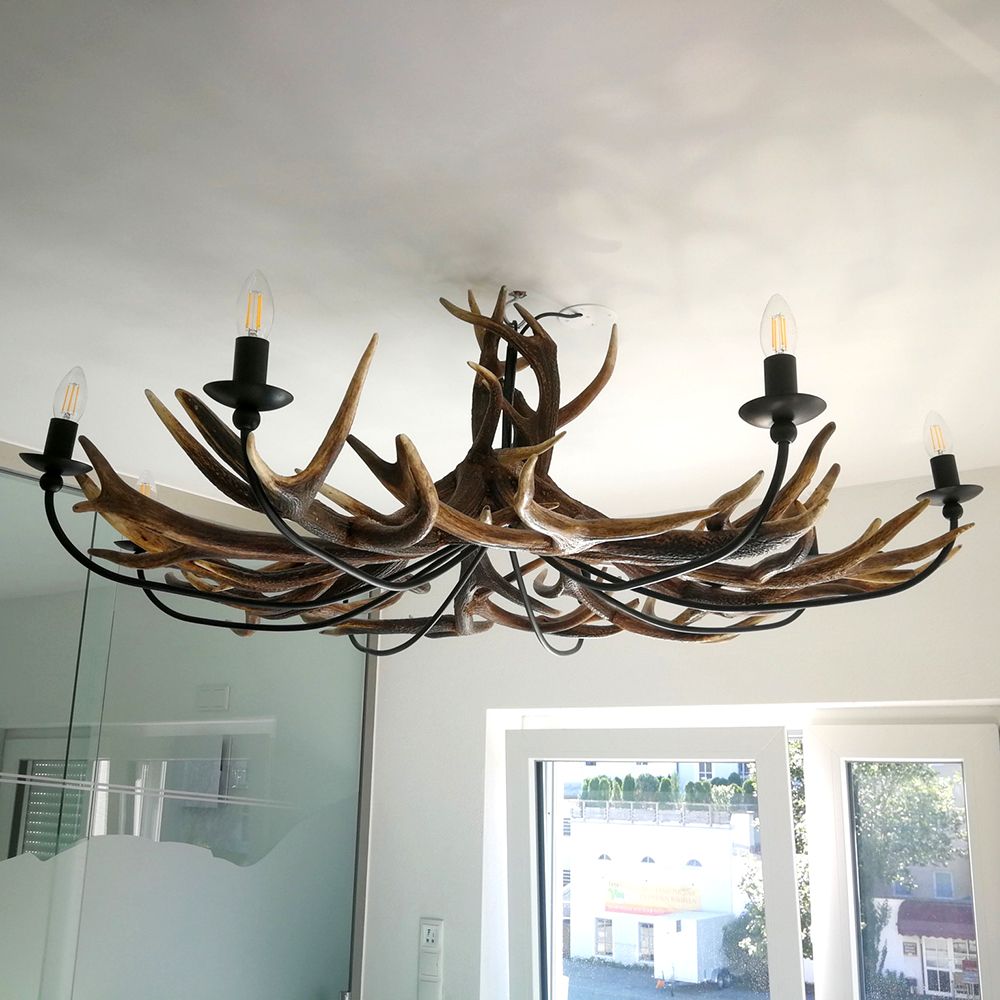 Rothirsch Chalet Geweih Deckenlampe mit 8 Flammen und 120 cm Durchmesser für harmonisches Licht in großen Räumen.