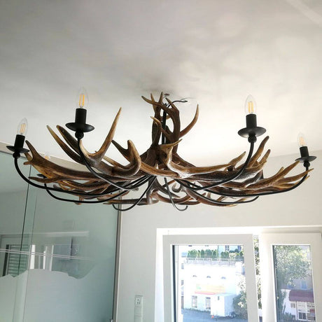 Rothirsch Chalet Geweih Deckenlampe Ø 120cm mit 8 flammigem Kronleuchter für bessere Raumbeleuchtung.