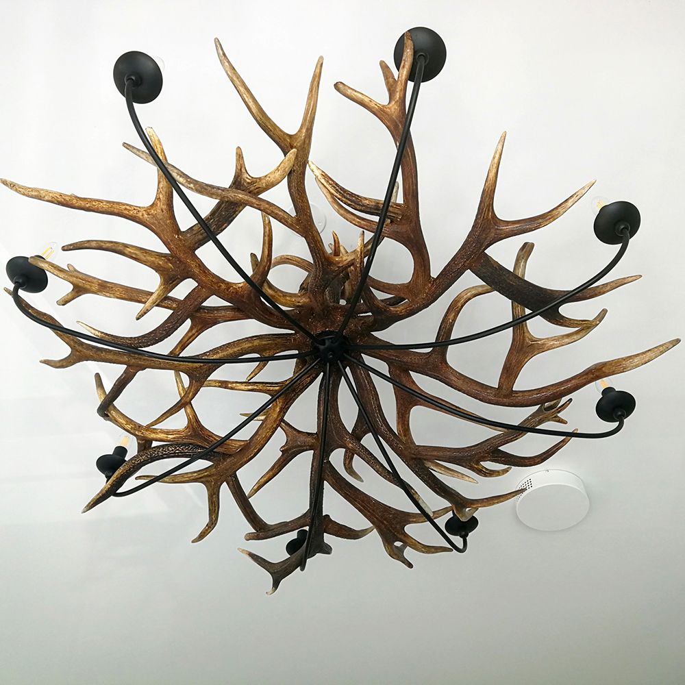 Rothirsch Geweih Deckenlampe Ø 120cm mit 8-flammigem Kronleuchter für stilvolle Beleuchtung.