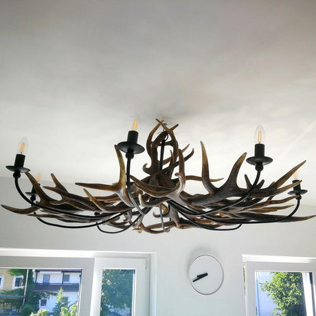 Rothirsch Chalet Geweih Deckenlampe Ø 120cm mit 8-flammigem Kronleuchter für große Räume.