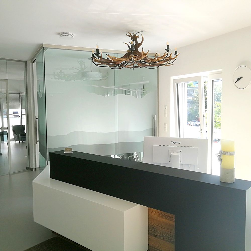 Moderne Rothirsch Geweih Deckenlampe im Empfangsbereich mit hellem Licht und elegantem Design, Ø 120 cm.