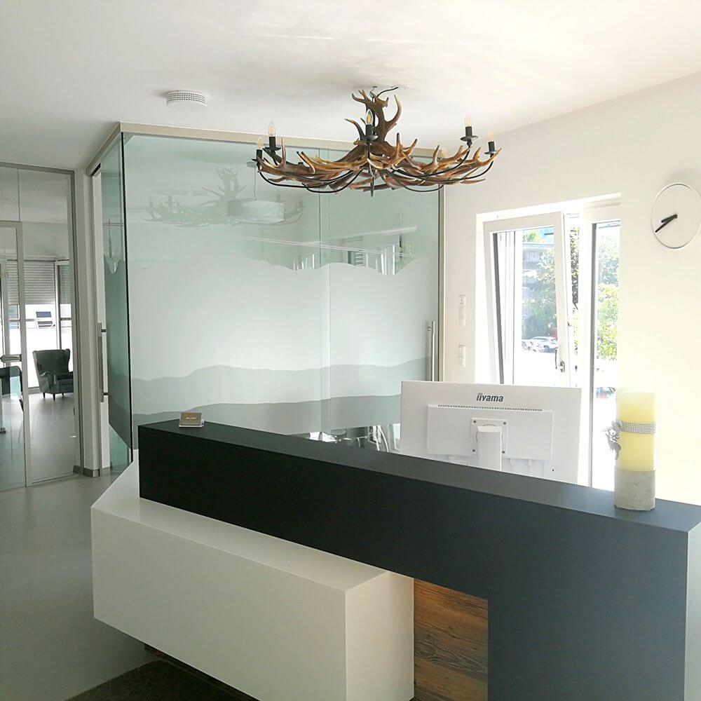 Rothirsch Chalet Geweih Deckenlampe Ø 120cm in modernem Empfangsbereich mit minimalistischer Einrichtung.