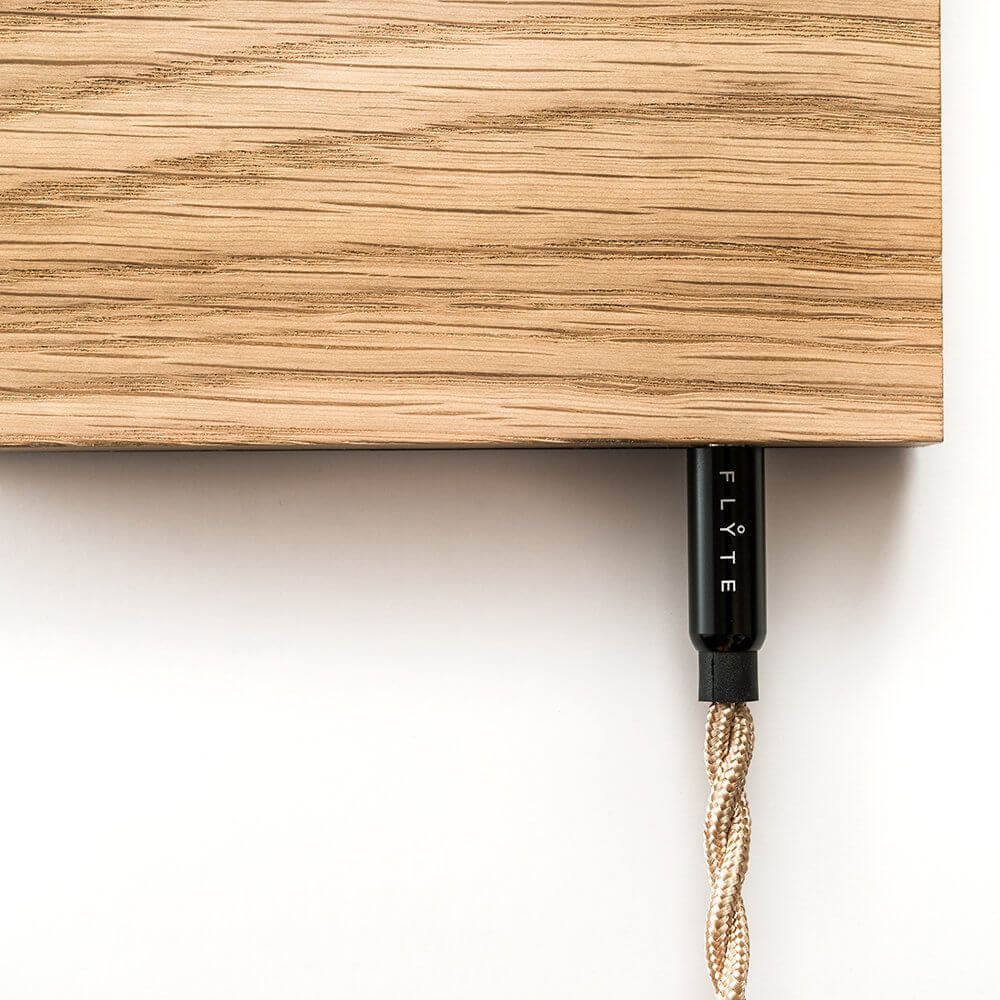 LED-Dekotischleuchte schwebende Glühbirne mit Holzsockel und einzigartigem Kabel-Design aus Eichenholz.