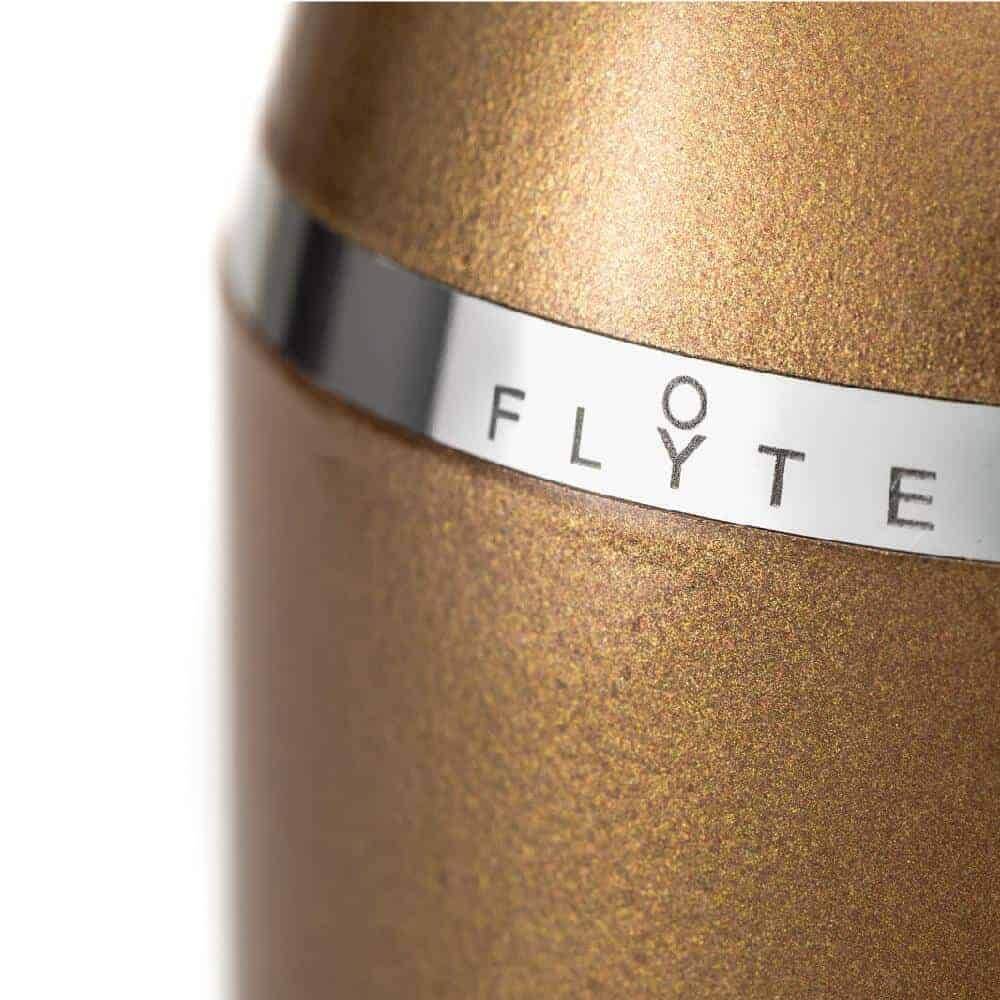 Detailaufnahme der LED-Dekotischleuchte schwebende Glühbirne mit dem FLYTE-Logo auf goldener Oberfläche.