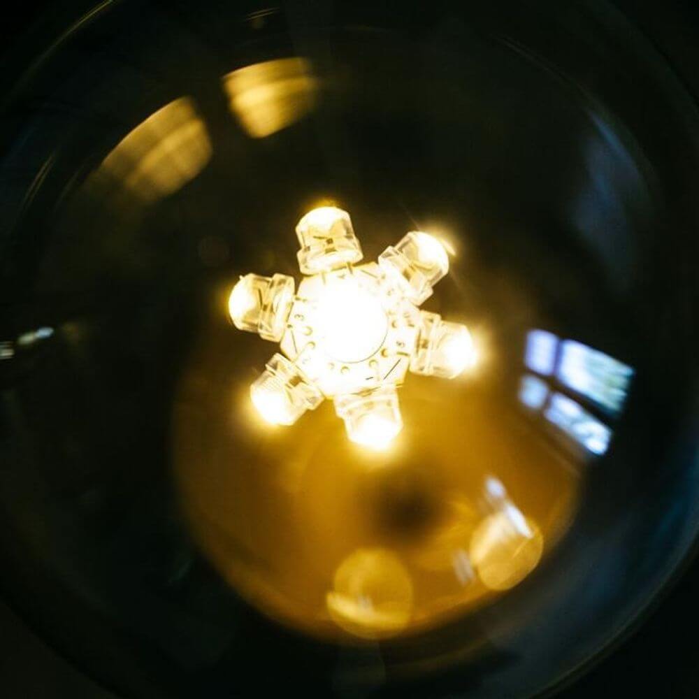 LED-Dekotischleuchte schwebende Glühbirne mit sieben LEDs im sternenförmigen Design aus Borosilikatglas.
