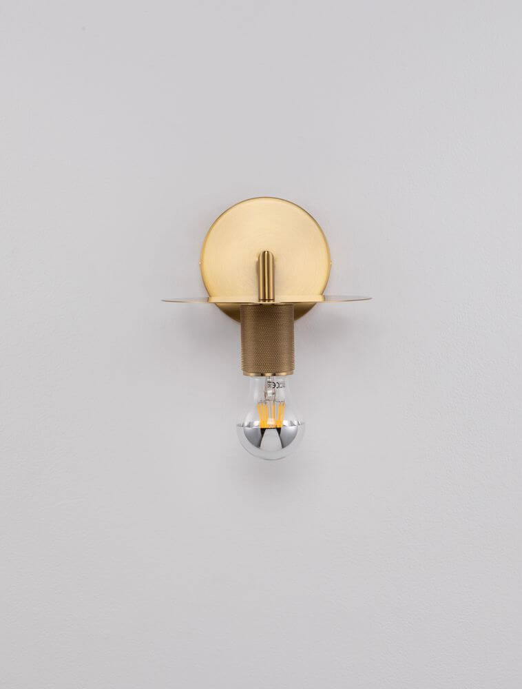 Royal Wandleuchte Ø 12cm mit Abstellfläche E27 in edler Goldoberfläche an Wand montiert.